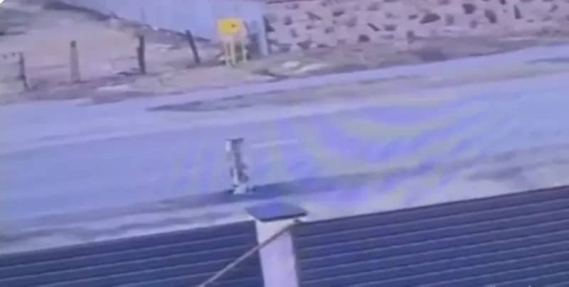 شاهد ..صاروخ روسي ينغرس وسط شارع قرب ‎كييف ولا ينفجر