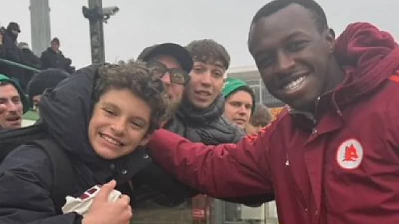 سعود عبدالحميد يُلبي طلب مشجع صغير .. صور