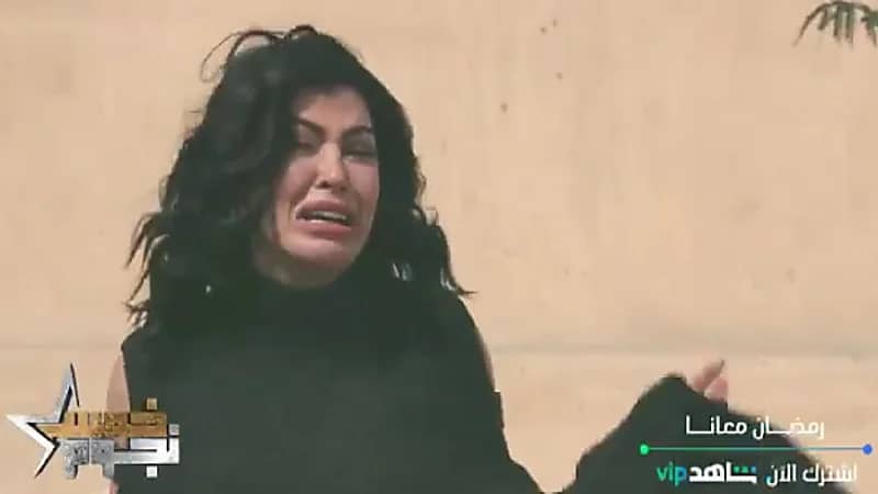 شاهد.. خناقة كريم فهمي مع سواق ميكروباص وانهيار "جومانة مراد"