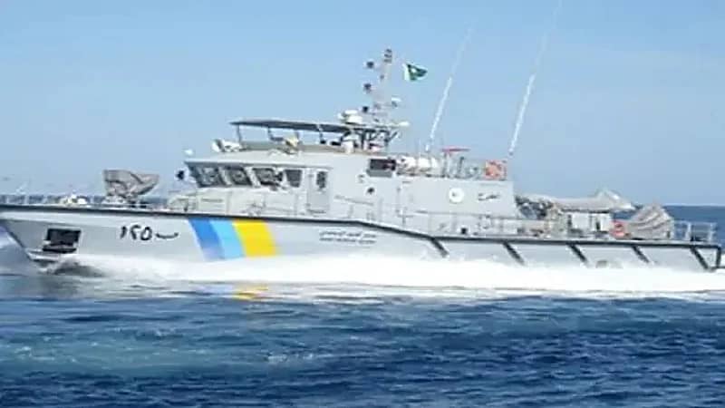 حرس الحدود ينقذ مواطنين تعطلت واسطتهما البحرية في عرض البحر