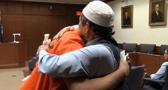 بالفيديو.. آية قرآنية دفعت رجلا للعفو عن قاتل ابنه