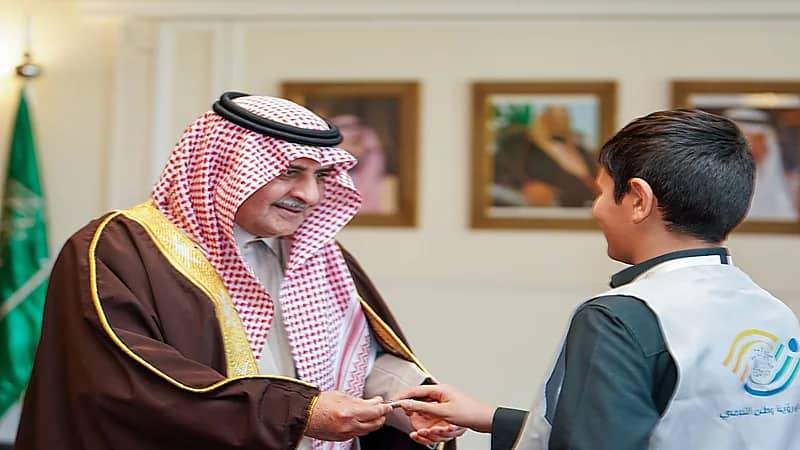 أمير تبوك يهدي قلمه الخاص تكريماً لأصغر متطوع بالمنطقة
