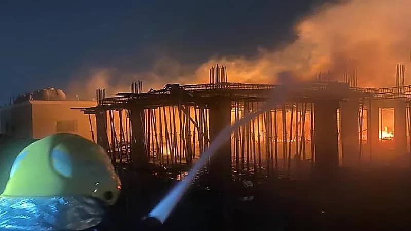 بالصور .. السيطرة على حريق في مبنى تحت الإنشاء بالدمام