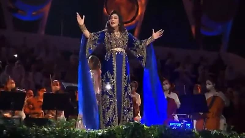 بالفيديو .. أحلام تُبهر ضيوف"إكسبو 2020 " بالغناء باللغة الفرنسية