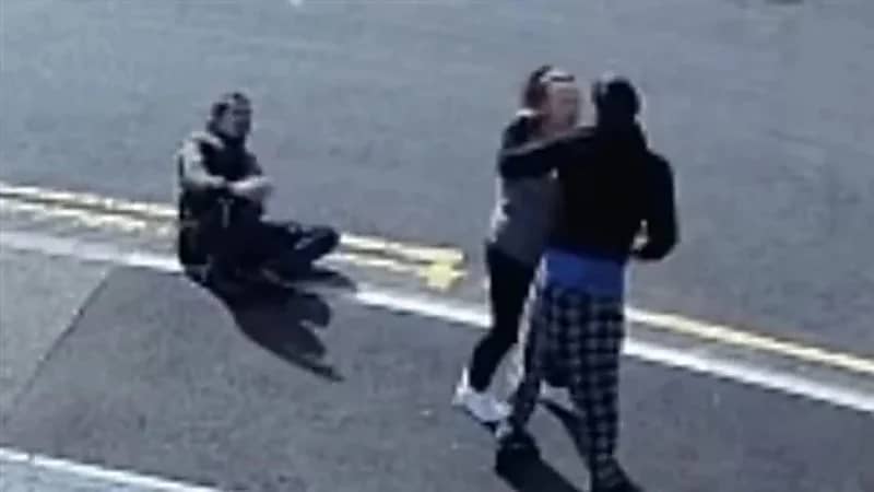 بالفيديو.. امرأة شجاعة تنقذ رجل من هجوم "سفاح"
