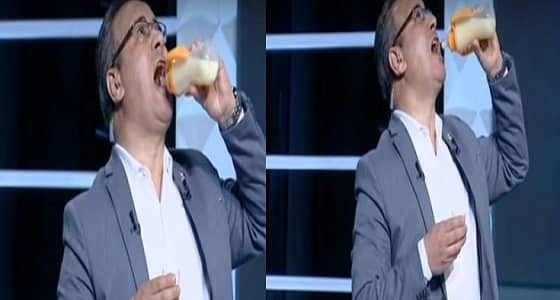 بالفيديو.. إعلامي مصري بـ " ببرونة " وتصرفات كالأطفال على الهواء