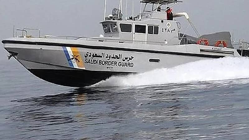 إنقاذ مقيم من الغرق أثناء ممارسة السباحة