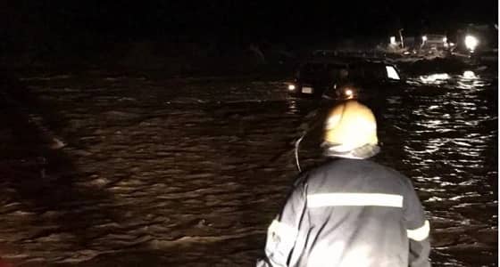 مدني رجال ألمع ينقذ 3 مواطنين احتجزوا في مياه السيول بوادي ريم