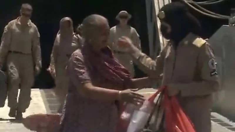 بالفيديو.. جندية تتوجه لمساعدة نزول مسنة من السفينة الأمريكية القادمة من السودان