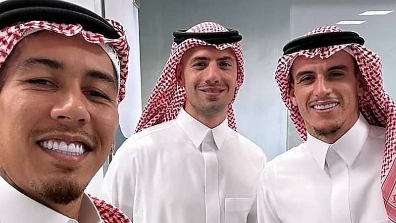 فيرمينو وديميرال وإيبانيز بالزي الوطني .. صورة