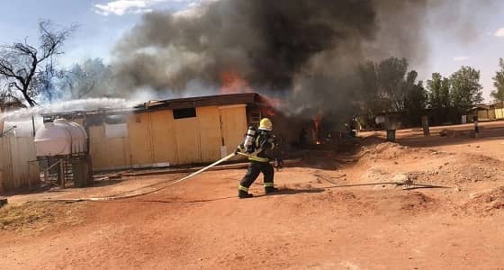 بالصور.. اندلاع حريق في سكن عمال بالأسياح