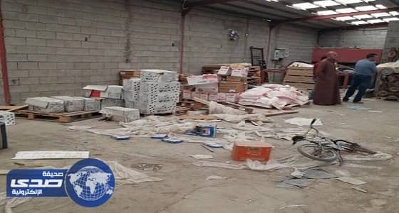 التجارة تستجيب لبلاغ مواطن وتتلف 22 ألف سلعة غذائية فاسدة