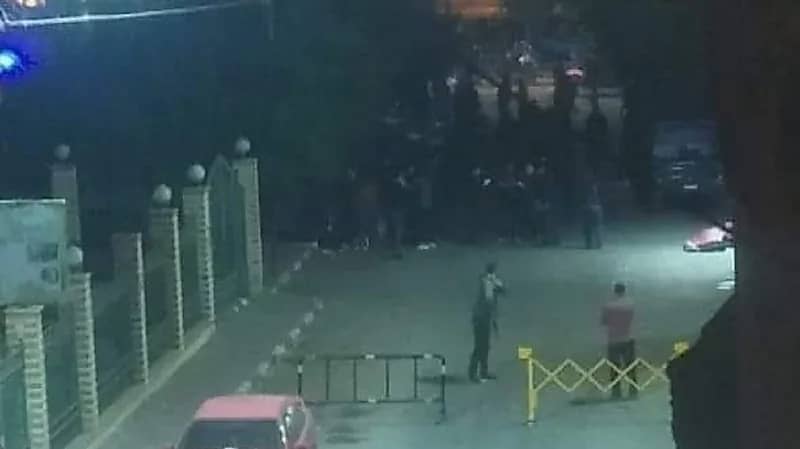 شاهد.. هجوم إرهابي على كمين في مصر ومقتل أحد منفذيه