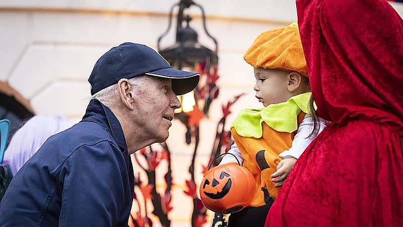 بالفيديو.. بايدن وزوجته يحتفلان بالهالوين برفقة أطفال البيت الأبيض