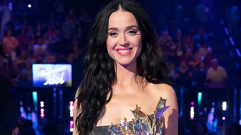 كاتي بيري تنجو من حادث مروع خلال حفلها في سان فرانسيسكو .. فيديو