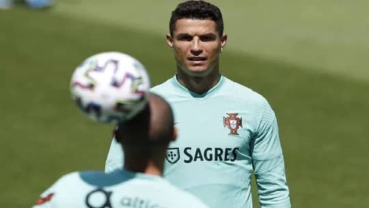 بالفيديو.. رونالدو ينفذ مقلب غريب في بيبي خلال تدريب البرتغال