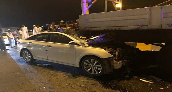 إصابات في حادث اصطدام مركبة بمعدة استقرت على المسار السريع دون تحذير