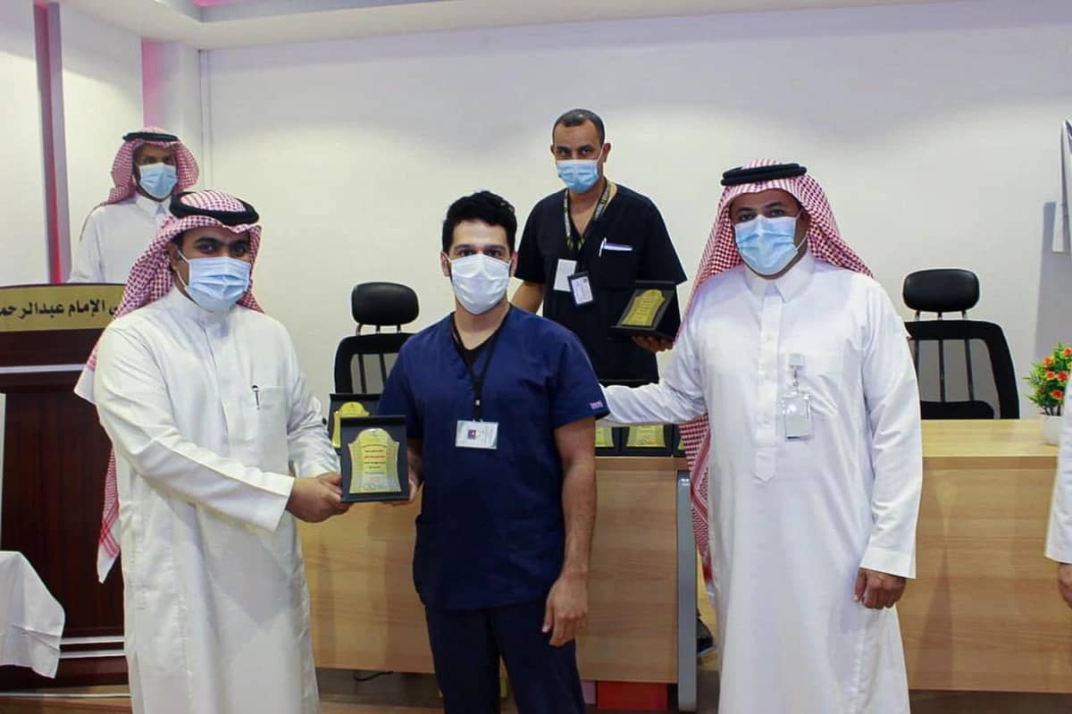 شاهد .. مشاجرة ومضاربة بالأيدي بين سياسيين في برنامج تلفزيوني