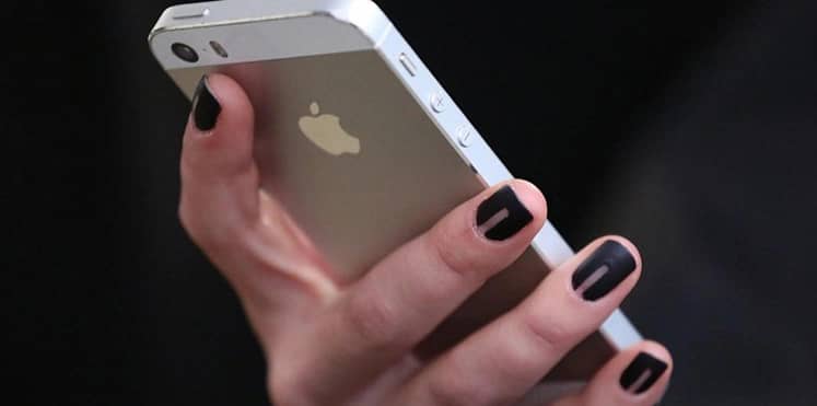 امرأة تصاب بصدمة بعد شرائها آيفون ..والسبب عضو ذكري