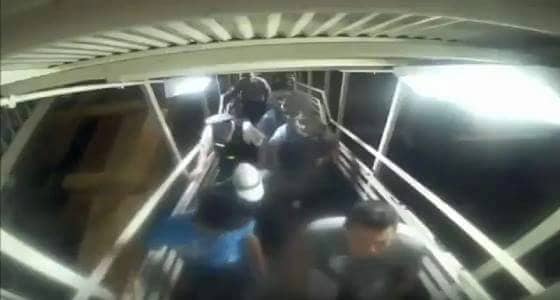 بالفيديو .."شرطة شيكاغو" تعتدى علي طالبة سعودية وتجردها من حجابها