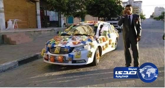 بالصور.. عريس يزين سيارته بمقرمشات تحبها العروس يثير ضجة