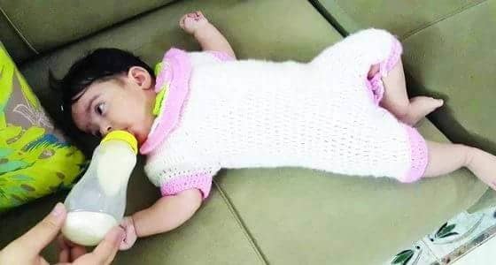 والدة الطفلة المعنفة تعتزم مقاضاة زوجها لإثبات نسب ابنتها