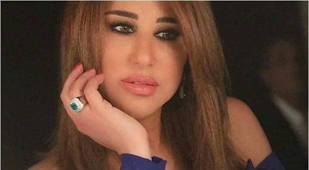 بالصور..فستان نجوى كرم الأزرق يثير السخرية