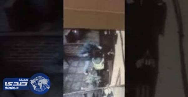 بالفيديو..طريقة ماكرة لسرقة المنازل باستخدام الحسناوات