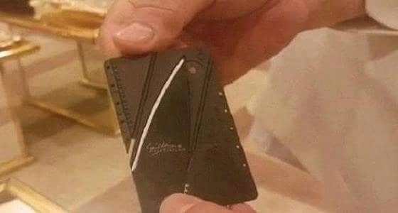 بالفيديو..ضبط سكينًا على هيئة كرت مع أحد الطلاب داخل مدرسة