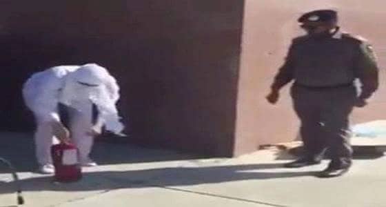 بالفيديو.. موقف طريف خلال إجراء ممرضة اختباراً لإطفاء الحريق