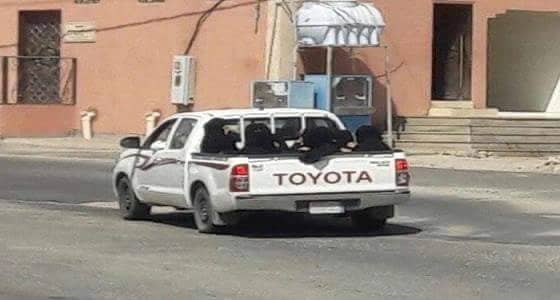 بالصورة..أهالي قرية بعسير ينقلون بناتهم إلى المدارس في صندوق وانيت