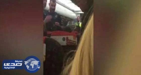 بالفيديو..أشخاص  يهتفون 'الله أكبر' على متن الطائرة فتم استدعاء الشرطة !!