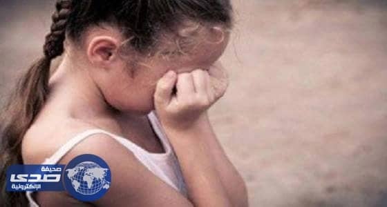 بالفيديو. ..اماراتية تنهال بالضرب على طفليها بسبب والدهما