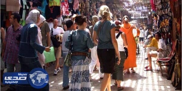 جدلاً بمواقع التواصل الأجتماعي بسبب صورة سياح أجانب يستقلون " التريبورتور "