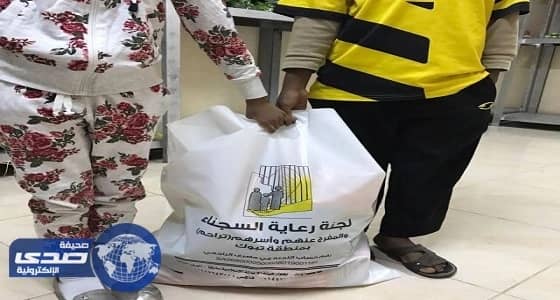 «تراحم تبوك» توزع الإعانات المالية على أسر السجناء