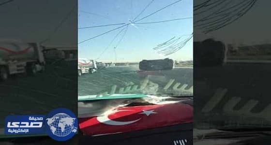 مرور تبوك يبحث عن قائد سيارة تسبب في اصطدام شاحنة بسيارة جيب