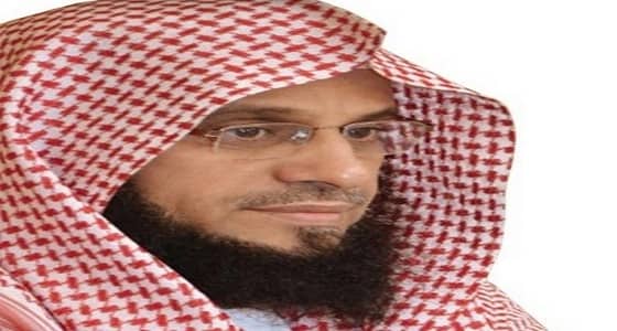 بالفيديو.. عائض القرني يهدي أول نسخ من " كتاب الحل " لخادم الحرمين وولي عهده