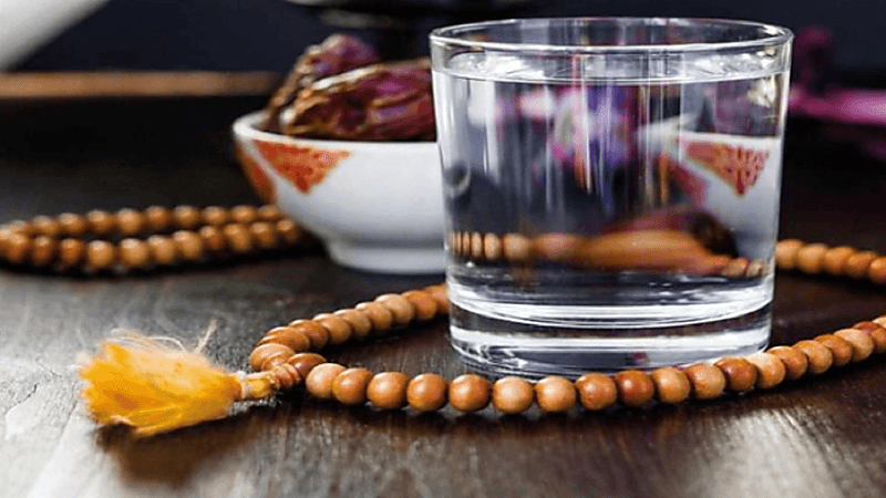 الآثار السلبية المترتبة على عدم شرب كميات كافية من المياه خلال فترة الإفطار