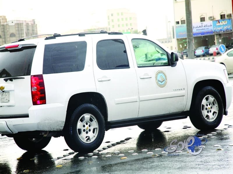 ضبط "باكستاني" يتجول بمركبته الهمر وبرفقته فتاتين بالطائف