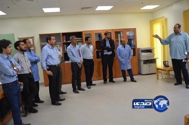 أمير الباحة يتسلم نسخة من مؤلفات وكيل إمارة المنطقة