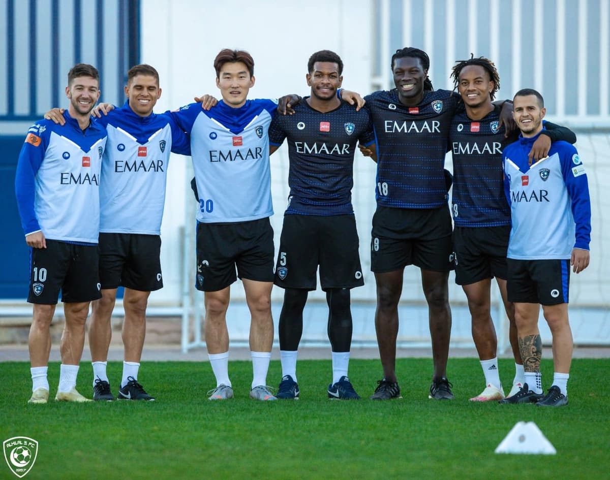 شاهد.. لحظة العثور على "عقاب ذهبي" بعد تعرضه لصعق كهربائي في الصحراء