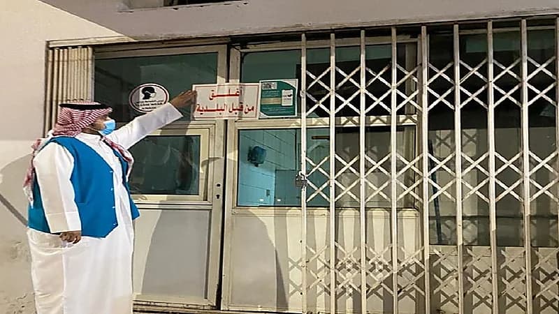 رئيس الوزراء الماليزي يؤدي مناسك العمرة