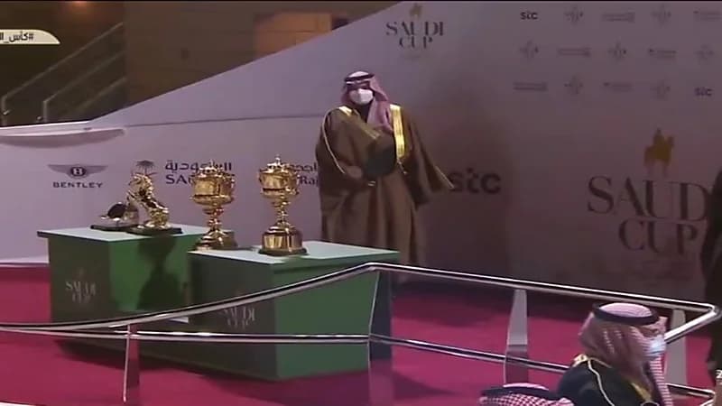 شاهد.. تتويج الأمير عبدالرحمن الفيصل بكأس المملكة العالمي للخيل بعد فوز جواده " مشرف "