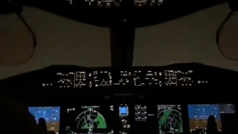 شاهد.. البرق يضرب طائرة البوينج B787 أثناء مرورها بعاصفة جوية