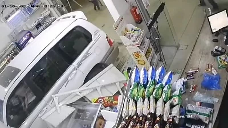 شاهد.. لحظة اقتحام سيارة مسرعة لمحل تموينات