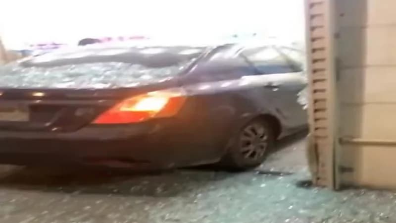 شاهد.. لحظة اقتحام سيارة لصيدلية وتحطيم واجهتها الزجاجية في المدينة