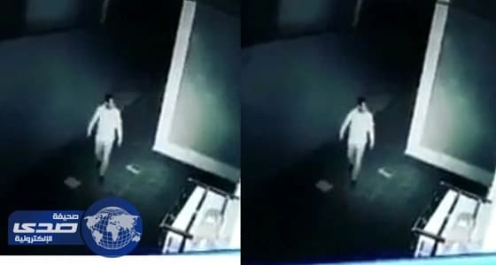 بالفيديو.. لص يسرق محتويات منزل بحفر الباطن ومكافأة لمن يرشد عنه