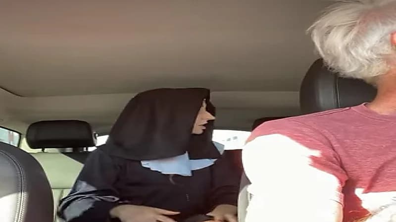 فيديو يثير جدلاً لراكبة "تاكسي" خلعت ملابسها بدلاً من دفع الأجرة