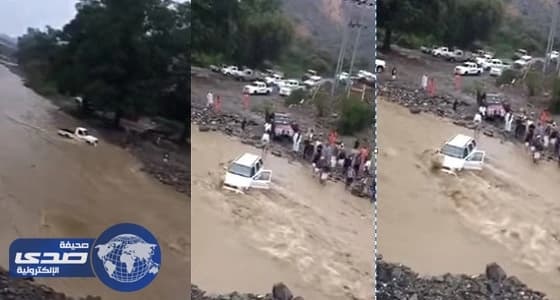 بالفيديو.. السيول تجرف مركبتين في تهامة قحطان
