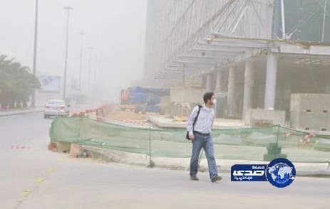 موجة غبار تجتاح المدينة.. والمدني يحذر من الاقتراب من مجاري السيول والأودية